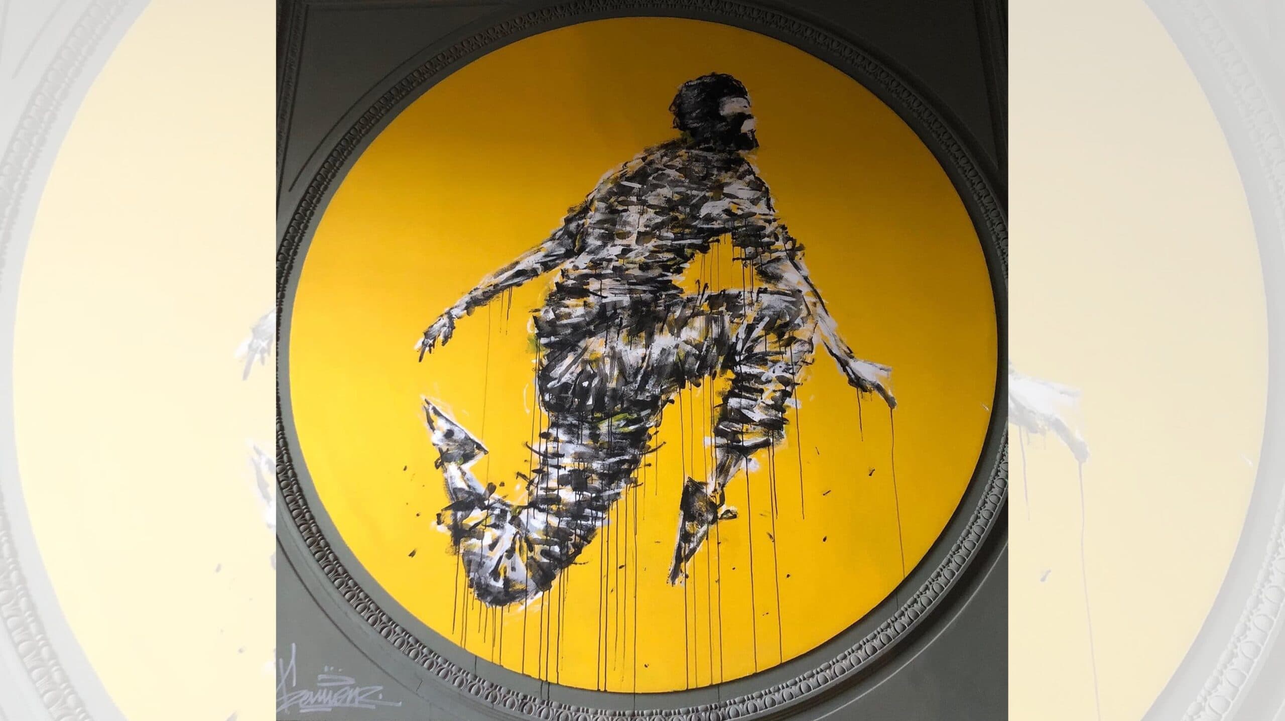 Oeuvre du graffeur lillois Samione représentant un homme en mouvement sur un fond jaune et rond. Oeuvre réalisée à la perche dans une maison de maître laissée à l'abandon.